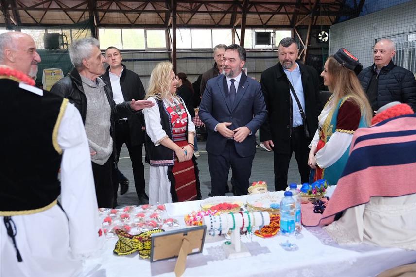 БИЈЕЉИНА, 8. НОВЕМБРА /СРНА/ - Замјеник предсједавајуће Савјета министара Сташа Кошарац рекао је да је огромним задовољством данас присуствовао традиционалном Митровданском сабору у Бијељини, манифестацији посвећеној очувању народних обичаја, традиције и духа Семберије.