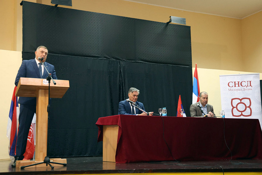 ЛОПАРЕ, 8. НОВЕМБРА /СРНА/ - Предсједник СНСД-а Милорад Додик данас на предизборном скупу у Лопарама. Трибини присуствују кандидат за предсједика Синиша Каран, генерални секретар Срђан Амиџић, организациони секретар Игор Додик, те члан Предсједништва странке Сања Вулић. /Фото - Борислав Здриња/	