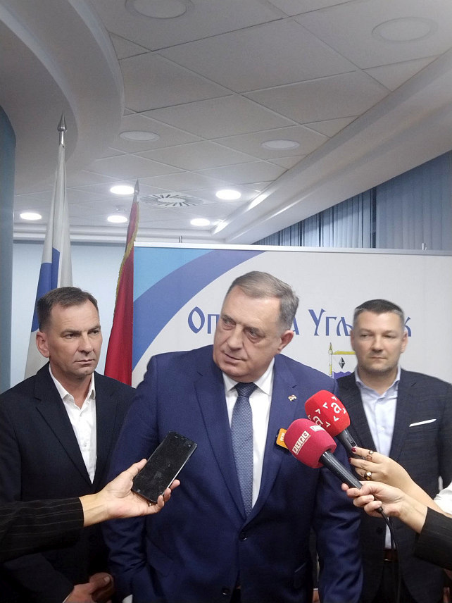 УГЉЕВИК, 8. НОВЕМБРА /СРНА/ - Предсједик СНСД-а Милорад Додик након састанка са  начелником општине Драганом Гајићем, управом и синдикалном организацијом Рудника и Термоелектране Угљевик.