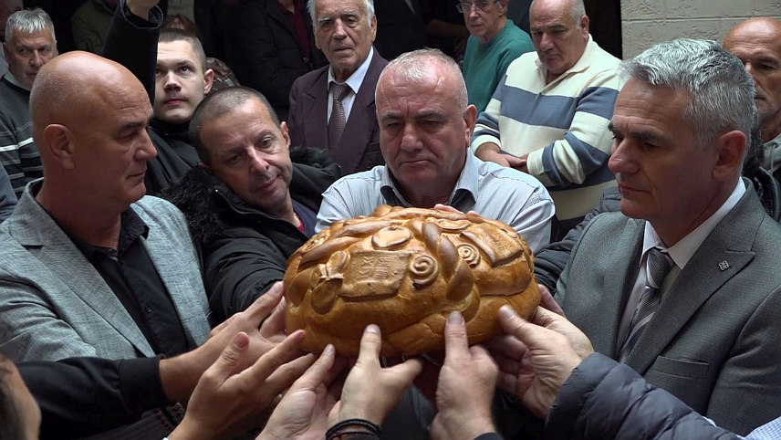 БРЧКО, 8. НОВЕМБРА /СРНА/ - Испред споменика српским браниоцима Брчког данас је, поводом Митровдана - крсне славе Борачке организације Републике Српске, служен парастос за 441 погинулог припадника Прве посавске бригаде Војске Републике Српске, након којег је поручено да сјећање на херојско дјело српских бораца трајни завјет.