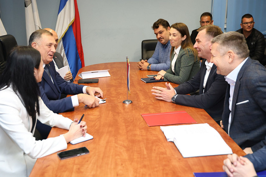 УГЉЕВИК, 8. НОВЕМБРА /СРНА/ - Састанак предсједика СНСД-а Милорада Додика са начелником општине Драганом Гајићем, управом и синдикалном организацијом Рудника и Термоелектране Угљевик./ФОТО Борислав Здриња/