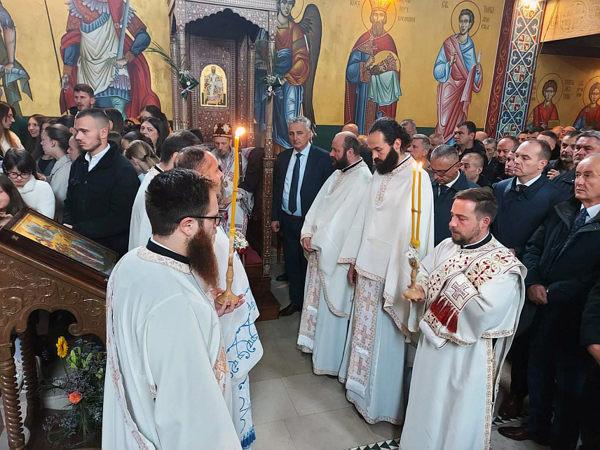 НЕВЕСИЊЕ, 8. НОВЕМБАР /СРНА/ - У Невесињу је почело обиљежавање Митровдана, сјећања на славне митровданске битке 1992. и 1994. године којима су одбрањени Невесиње и источна Херцеговина. Свету архијерејску литургију у Цркви Светог Вазнесења Христовог служе митрополити захумско-херцеговачки и приморски Димитрије и будимљанско-никшићки Методије, са свештенством.	