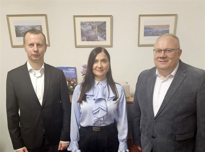 ШТУТГАРТ, 9. НОВЕМБРА /СРНА/ - Генерални конзул БиХ у Штутгарту Вера Сајић, директор Бање Врућице Драган Богданић и директор маркетинга Александар Радошевић.