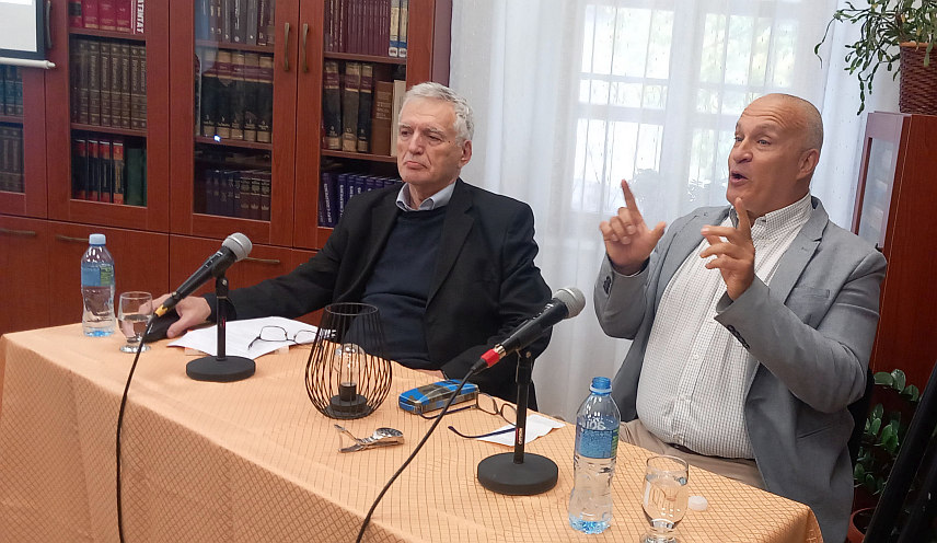 ТРЕБИЊЕ, 9. НОВЕМБРА /СРНА/ - У Tребињу је данас одржана трибина "Још ријеч-двије о језику, роде" на којој се говорило о угрожености ћирилице у српским уџбеницима у служби разбијања српског народног бића, а истакнуто је и да институције имају највећу одговорност у очувању језика и писма.