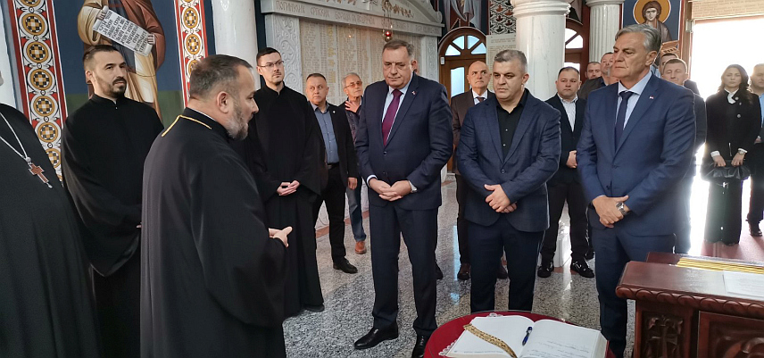 ТЕСЛИЋ, 9. НОВЕМБРА /СРНА/ - Предсједник СНСД-а Милорад Додик и министар за научнотхнолоши развој и високо образовање Републике Српске Синиша Каран данас су у Теслићу одали почаст погинулим српским борцима испред спомен-плоче са њиховим именима у Спомен-храму Пресвете Тројице.