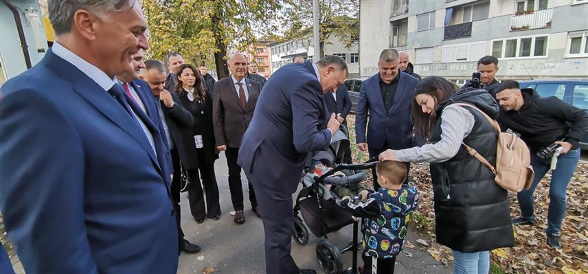 ТЕСЛИЋ, 9. НОВЕМБРА /СРНА/ - Посјета лидера СНСД-а Милорада Додика Теслићу привукла је пажњу грађана који су ову прилику искористили да се са њим срдачно поздраве. Заједно са Додиком у Теслићу је и министар за научнотехнолошки развој и високо образовање Синиша Каран.	