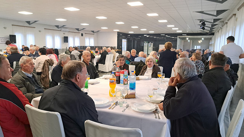 РИБНИК, 9. НОВЕМБРА /СРНА/ - Удружење пензионера Рибник данас је организовало друго колективно дружење својих чланова, у којем је учествовало 120 пензионера.