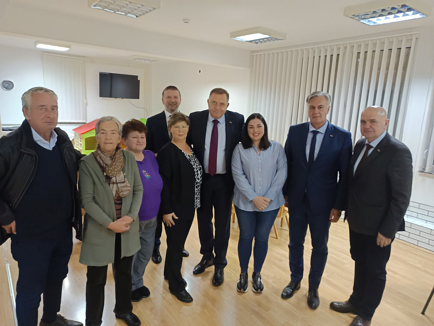 ПЕТРОВО, 9. НОВЕМБРА /СРНА/ - Предсједик СНСД-а Милорад Додик посјетио је чланице Кола српских сестара у Петрову.