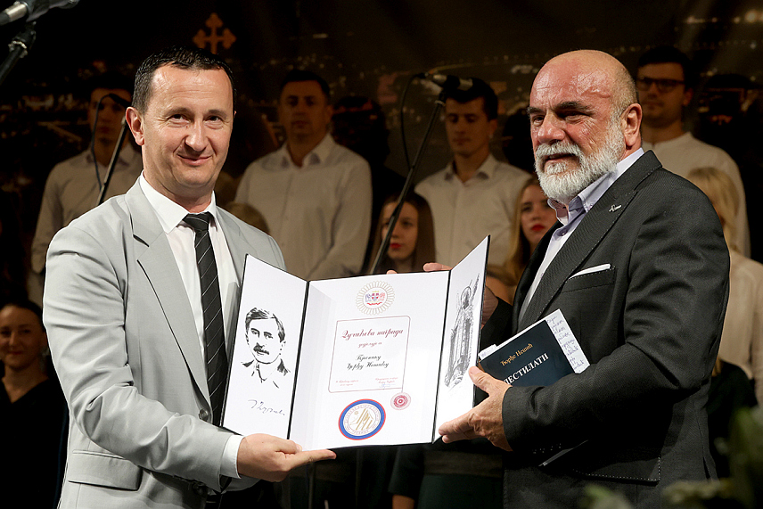 ТРЕБИЊЕ, 9. НОВЕМБРА /СРНА/ - Додјелом Дучићеве награде пјеснику Ђорђу Нешићу вечерас је у Требињу завршена манифестација "Дучићеве вечери поезије".