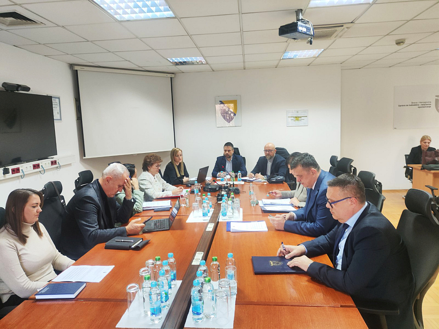 БАЊАЛУКА, 10. ДЕЦЕМБРА /СРНА/ - Управни одбор Управе за индиректно опорезивање /УИО/ БиХ није ни на данашњој другој ванредној сједници усвојио измјене и допуне Правилника о унутрашњој организацији УИО, којом се омогућава почетак рада на новоизграђеном граничном прелазу Градишка, изјавио је министар финансија и трезора у Савјету министара Срђан Амиџић.