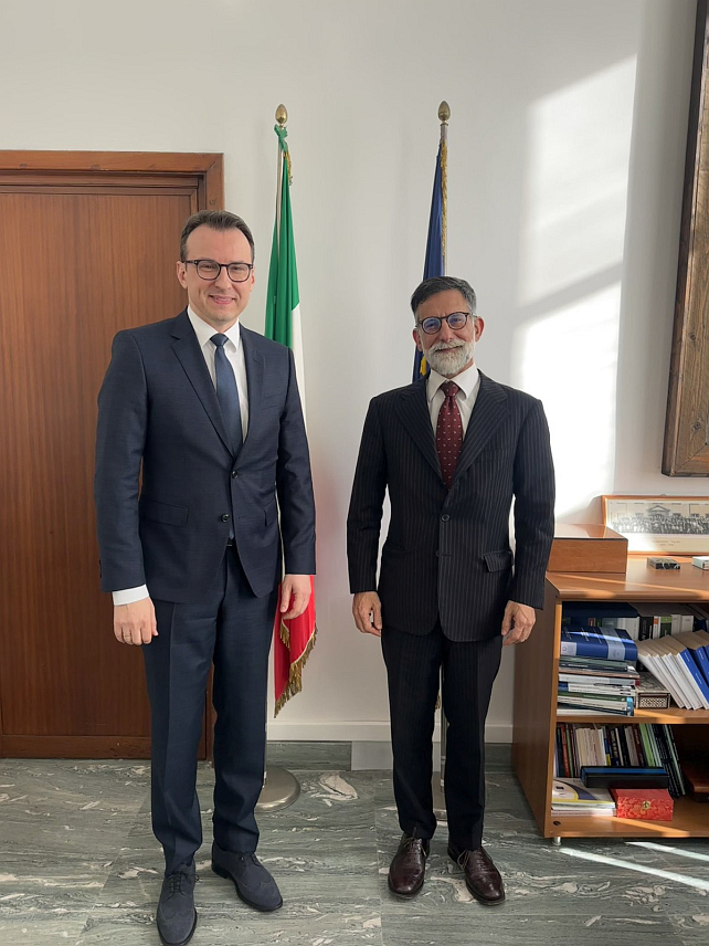 БЕОГРАД, 10. ДЕЦЕМБРА /СРНА/ - Директор Канцеларије Владе Србије за Косово и Метохију Петар Петковић на састанку у Риму са генералним директором за Европу Министарства иностраних послова Италије Николом Веролом.