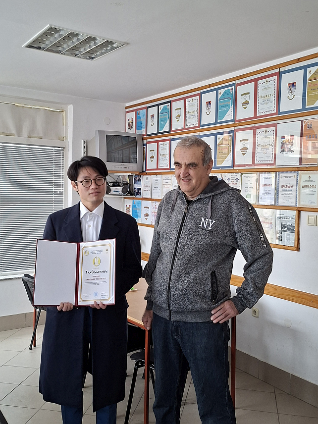 ИСТОЧНО САРАЈЕВО, 10. ДЕЦЕМБРА /СРНА/ - Градска организација слијепих и слабовидих из Источног Сарајева уручила је захвалницу за досадашњу подршку у раду представницима кинеске компаније "Нејсенс тек", са којима је разговарано о наставку сарадње.