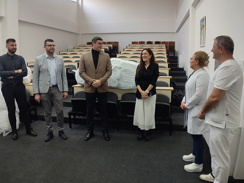 ГРАДИШКА, 10. ДЕЦЕМБРА /СРНА/ - Општина Србац донирала је Болници Градишка око 4.000 КМ за набавку нове постељине за Одјељење гинекологије и акушерства.