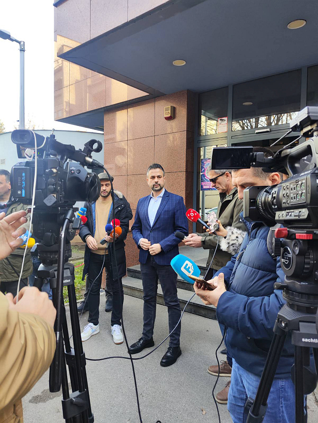 БАЊАЛУКА, 10. ДЕЦЕМБРА /СРНА/ - Министар финасија и трезора у Савјету министара Срђан Амиџић изјавио је да је неусвајање измјена и допуна Правилника о унутрашњој организацији Управе за индиректно опорезивање /УИО/ БиХ, чиме је онемогућен почетак рада на новоизграђеном граничном прелазу Градишка, само још један у низу показатеља да БиХ није одржива.