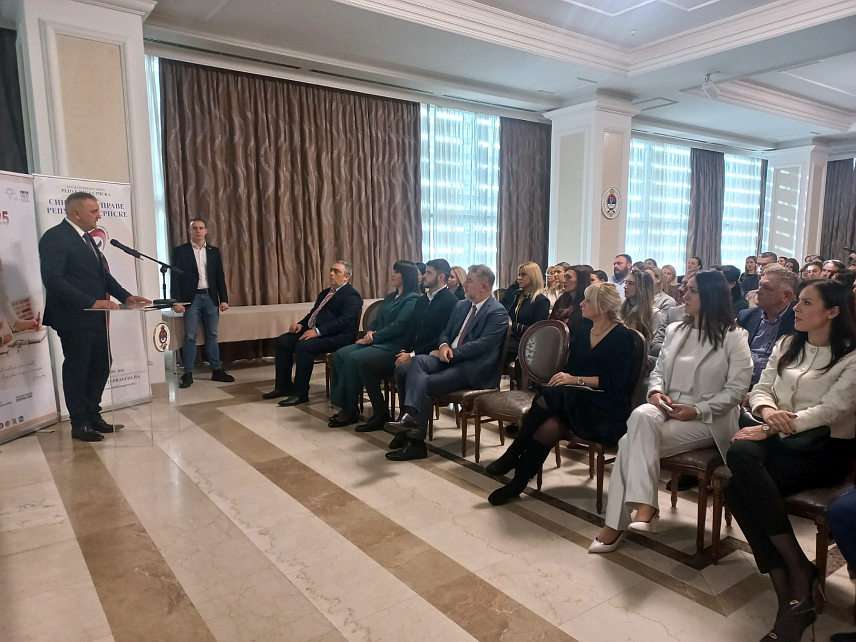 БАЊАЛУКА, 10. ДЕЦЕМБРА /СРНА/ - Предсједник Владе Републике Српске Саво Минић присуствовао је данас конференцији на којој су представљене активности у оквиру пројекта "Каријера и мама".