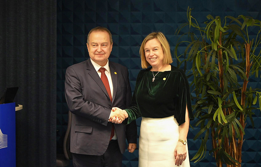 БЕОГРАД/БРИСЕЛ, 10. ДЕЦЕМБРА /СРНА/ - Србија је кључни партнер Европола на западном Балкану у борби против међународног организованог криминала, тероризма и кријумчарења миграната, оцијенили су у Бриселу министар унутрашњих послова Србије Ивица Дачић и извршни директор Европола Катрин де Бол.