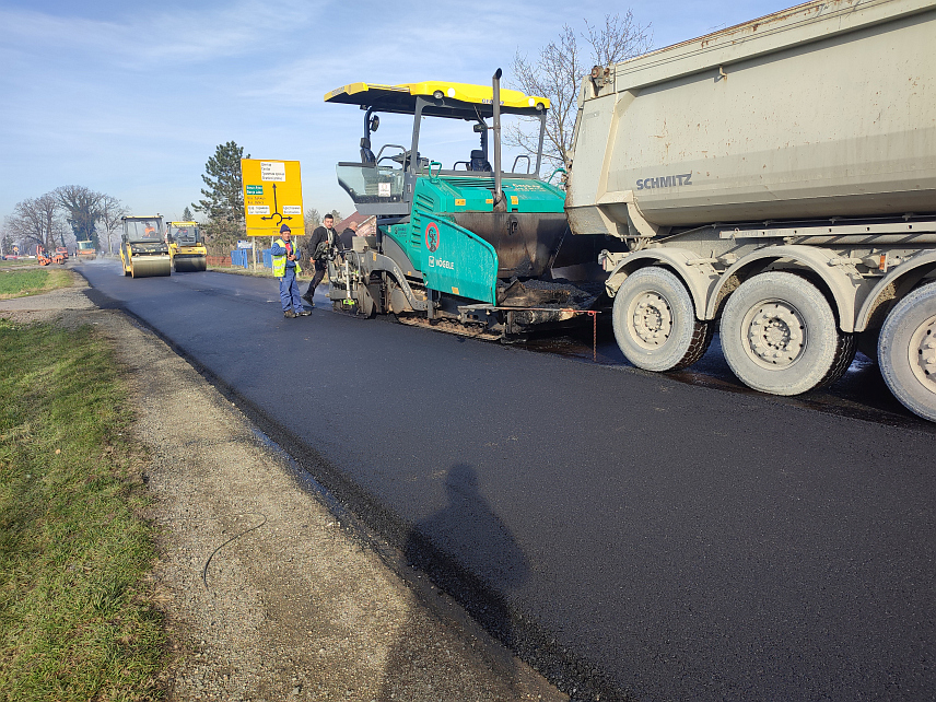ГРАДИШКА, 10. ДЕЦЕМБРА /СРНА/ - На дионици од кружног тока у Брестовчини до Нове Тополе, која је дуга девет километара, почело је постављање завршног слоја асфалта, у оквиру рехабилитације магистралног пута Градишка-Бањалука.