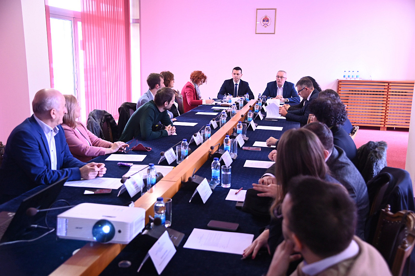 БАЊАЛУКА, 10. ДЕЦЕМБРА /СРНА/ - У Народној скупштини Републике Српске данас је одржана панел-дискусија "Увођење школске схеме исхране у Српској" ради промоције здравствено безбједне и нутритивно вриједне домаће хране кроз обезбјеђивање оброка за дјецу школског узраста.