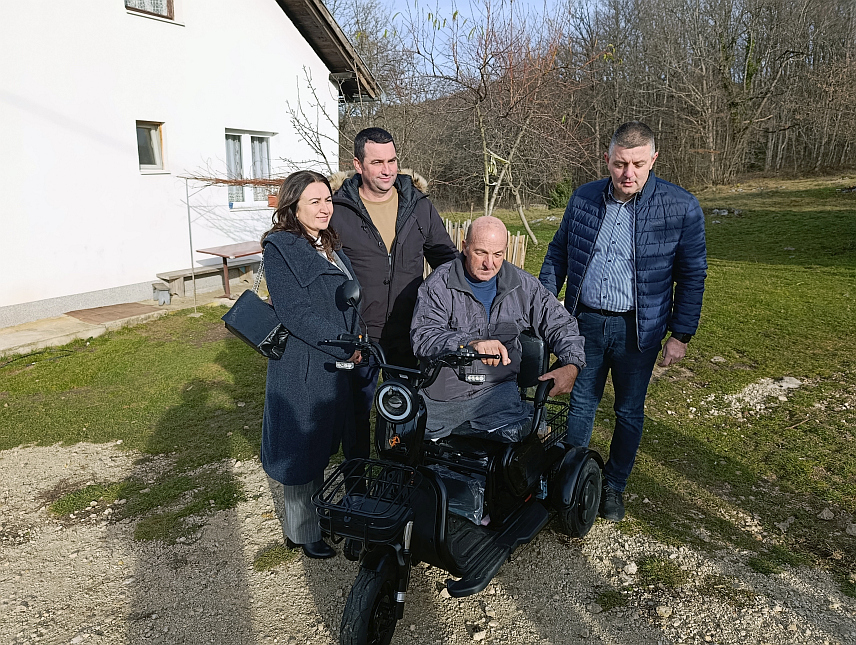 МРКОЊИЋ ГРАД, 10. ДЕЦЕМБРА /СРНА/ - Начелник општине Мркоњић Град Драган Вођевић данас је у селу Бараћи Петру Ћојдеру, који нема доње екстремитете, уручио електрична инвалидска колица, која ће му донекле олакшати свакодневицу.