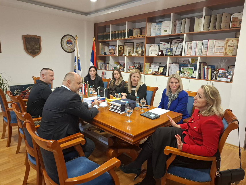 ВИШЕГРАД, 10. ДЕЦЕМБРА /СРНА/ - Представници Министарства просвјете и културе Републике Српске и општине Вишеград разговарали су данас о потребама и прилагођавању плана уписа у средње школе за наредну школску годину будући да се Вишеград суочава са смањењем броја ученика деветих разреда који настављају школовање у овој локалној заједници.
