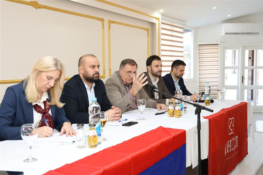 ПРИЈЕДОР, 10. ДЕЦЕМБРА / СРНА/ - Предсједник СНСД-а Милорад Додик одржао је данас радни састанак са руководством ове странке у Приједору. /Фото - Борислав Здриња/