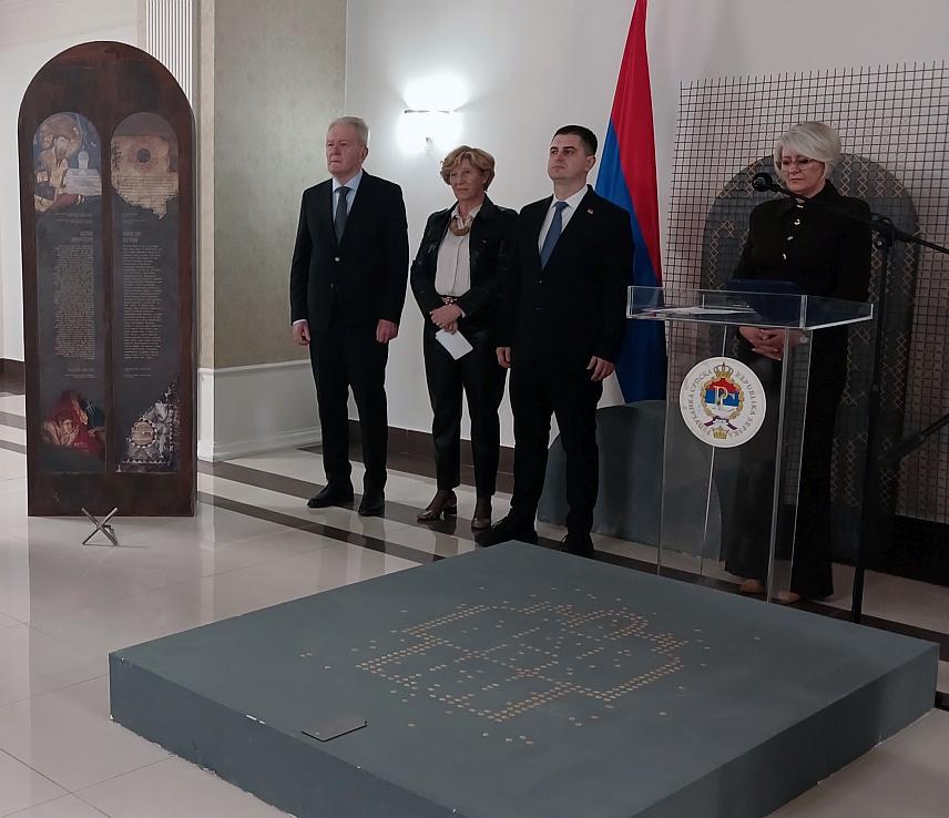 ИСТОЧНО САРАЈЕВО, 10. ДЕЦЕМБРА /СРНА/ - У Источном Сарајеву вечерас је отворена изложба под називом "Српски средњовековни споменици у опасности", посвећена историјском и духовном значају српских светиња на Косову и Метохији, у оквиру манифестације "Дани Србије у Републици Српској", а којој је присусутвовао и државни секретар у Министарству културе Србије Дејан Антић.