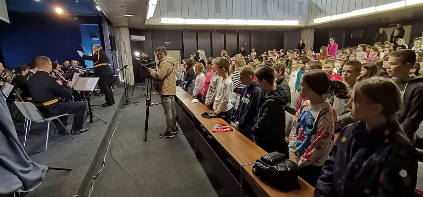 ДОБОЈ, 11. ДЕЦЕМБРА /СРНА/ - Полицијски оркестар Министарства унутрашњих послова /МУП/ Републике Српске данас је у Добоју одржао концерт за ученике од првог до четвртог разреда основне школе, а на репертоару су биле популарне нумере из анимираних филмова, као и неке од дјечијих пјесама.