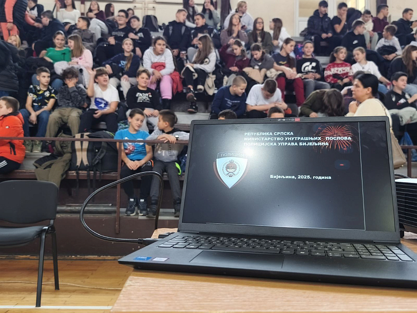 БИЈЕЉИНА, 11. ДЕЦЕМБРА /СРНА/ - Припадници Полицијске управе Бијељина су у претпразничним данима појачали сарадњу са инспекцијским службама ради спречавања незаконите продаје пиротехнике и у центру града већ је санкционисан један случај.