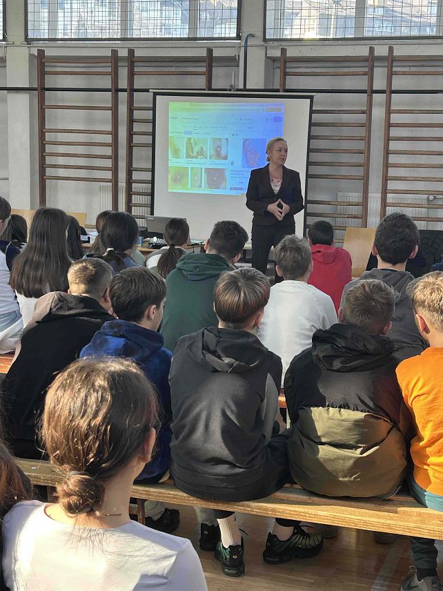 БАЊАЛУКА, 11. ДЕЦЕМБРА /СРНА/ - За око 120 ученика виших разреда бањалучке Основне школе "Змај Јова Јовановић" данас је одржано предавање о посљедицима нестручне употребе пиротехничких средстава.