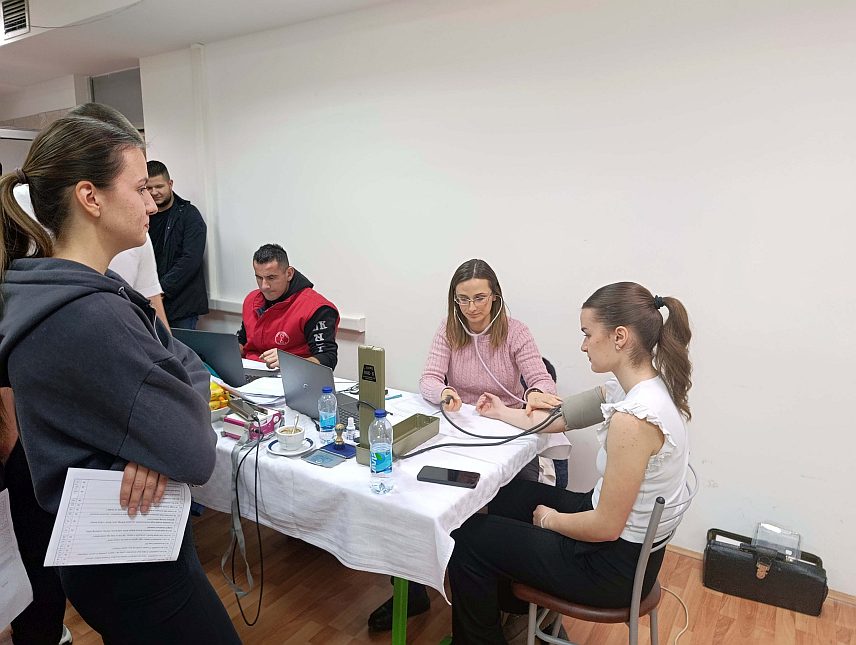 МРКОЊИЋ ГРАД, 11. ДЕЦЕМБРА /СРНА/ - У Мркоњић Граду данас је прикупљенa 51 доза крви у акцији добровољног давалаштва Актива друштва добровољних давалаца крви "Хидроелектране на Врбасу" Мркоњић Град у сарадњи са Општинском организацијом Црвеног крста.