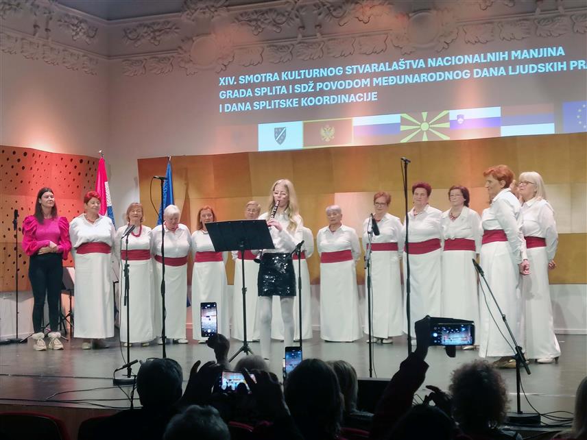 СПЛИT, 11. ДЕЦЕМБРА /СРНА/ - 14. Смотра културног стваралаштва националних мањина одржана синоћ у Сплиту под покровитељством града Сплита и Координације вијећа и представника националних мањина у том граду.