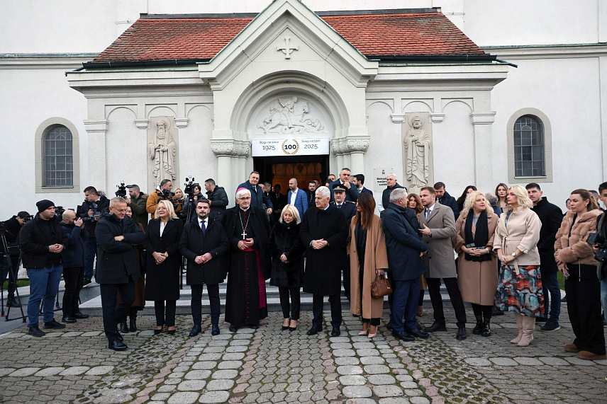 БАЊАЛУКА, 11. ДЕЦЕМБРА /СРНА/ - Предсједник Владе Хрватске Андреј Пленковић стигао је у посјету Бањалуци, а пред самостаном Марија Звијезда дочекали су га званичници Републике Српске и БиХ, те бањалучки бискуп Жељко Мајић. /фото: Борислав Здриња/