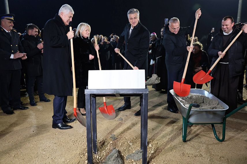 БАЊАЛУКА, 11. ДЕЦЕМБРА /СРНА/ - Код фрањевачког Самостана Пресветог Тројства у Бањалуци данас је положен камен темељац за изградњу културно- пасторалног студентског центра Петрићевац, у присуству званичника Републике Српске, БиХ и Хрватске. /фото: Борислав Здриња/