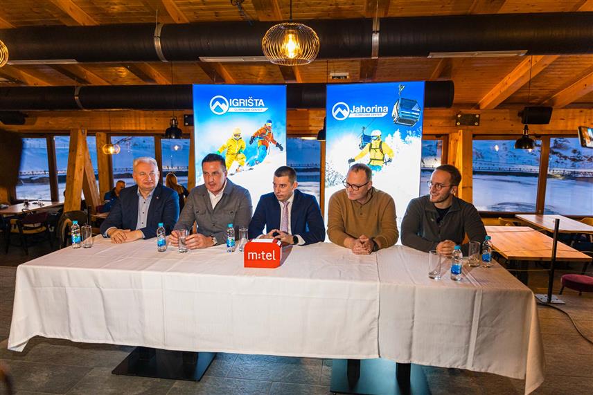 ЈАХОРИНА, 11. ДЕЦЕМБРА /СРНА/ - Министар трговине и туризма Републике Српске Денис Шулић, директор Олимпијског центра "Јахорина" Игор Жиљак, предсједник Надзорног одбора Олимпијског центра "Јахорина" Недељко Елек и шеф службе односа са јавношћу компаније “М:тел“ Стефан Личина на конференцији за новинаре поводом званичног отварања зимске сезоне на Јахорини.