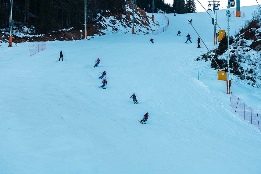 ЈАХОРИНА, 11. ДЕЦЕМБРА/СРНА/ - На Јахорини је вечерас званично отворена зимска туристичка сезона.