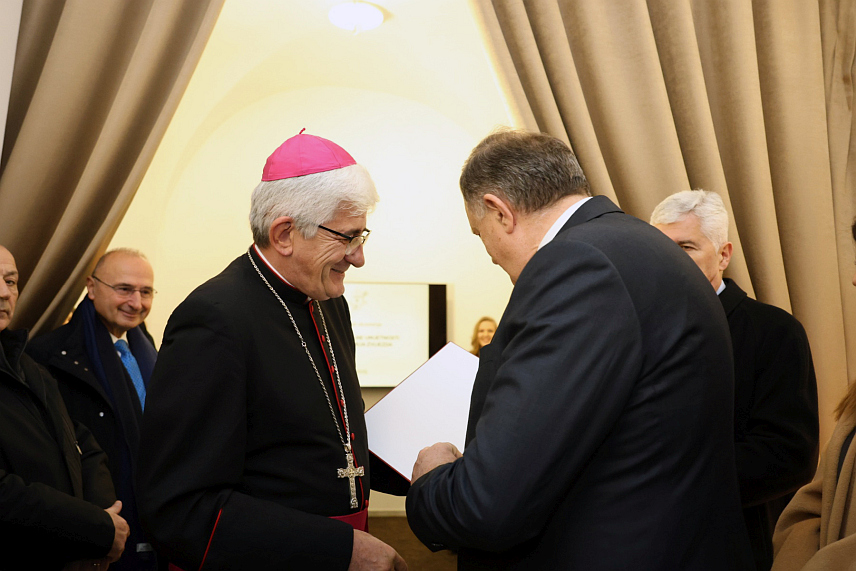 БАЊАЛУКА, 11. ДЕЦЕМБРА /СРНА/ - Предсједник СНСД-а Милорад Додик истакао је да је почаствован захвалницом коју му је данас у Бањалуци уручио бањалучки бискуп Жељко Мајић. /фото: Борислав Здриња/