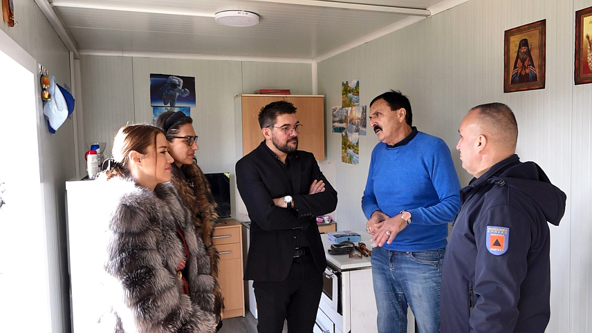 БАЊАЛУКА, 11. ДЕЦЕМБРА /СРНА/ - Стевo Вучић из Агиног Села код Бањалуке, којем је прије мјесец дана у потпуности изгорјела породична кућа, добио је стамбени контејнер, кревет и неопходне потрепштине.