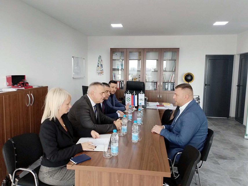 ШАМАЦ, 12. ДЕЦЕМБРА /СРНА/ - Предсједник Владе Републике Српске Саво Минић посјетио је данас Центар изврсности у пољопривреди у Обудовцу код Шамца гдје је разговор са руководиоцем овог центра Петром Николићем.