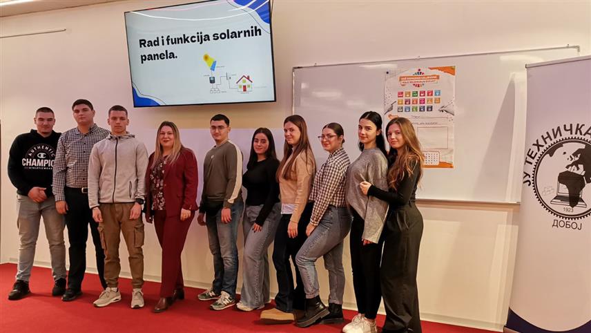 ДОБОЈ, 12. ДЕЦЕМБРА /СРНА/ - У Техничкој школи у Добоју данас је промовисан пројекат инсталисања соларних панела од 1,2 киловата, који је реализовао тим ученика ове школе уз финансијску подршку Омладинске банке Добој од око 3.000 КМ.