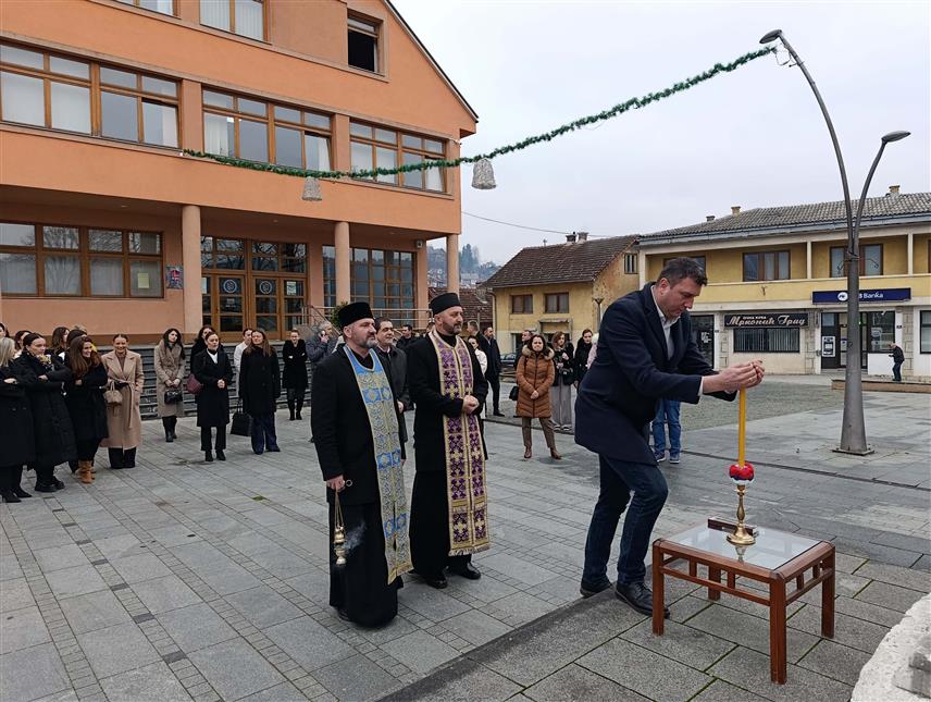 МРКОЊИЋ ГРАД, 12. ДЕЦЕМБРА /СРНА/ - У Мркоњић Граду данас је обиљежена 101 година од подизања Споменика краљу Петру Првом Карађорђевићу у тој општини, гдје је служен парастос и положено цвијеће.