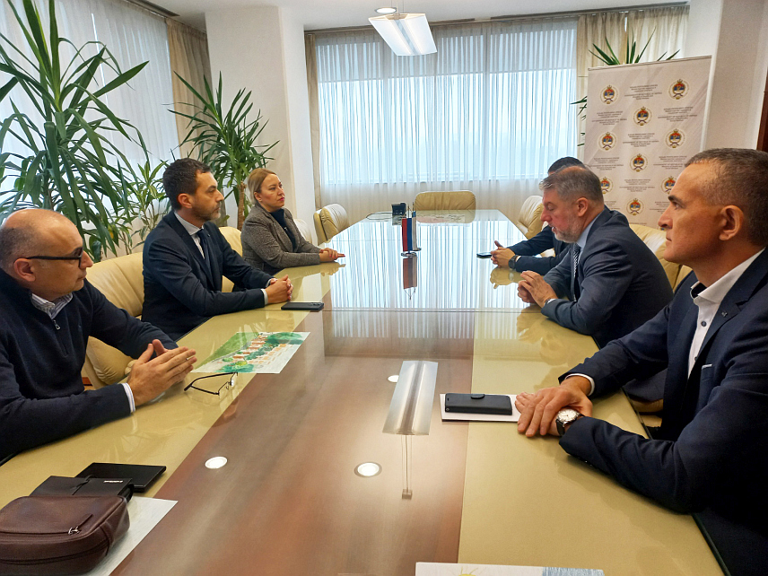 БАЊАЛУКА, 12. ДЕЦЕМБРА /СРНА/ - Министар здравља и социјалне заштите Републике Српске Ален Шеранић на састанку са министром финансија и трезора у Савјету министара Срђаном Амиџићем и директором Болнице у Градишци Анитом Ђурђевић, те директор Специјалне болнице за физикалну медицину и рехабилитацију "Мљечаница" Дарком Бањцем.