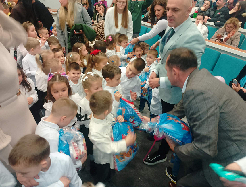 НОВИ ГРАД, 12. ДЕЦЕМБРА /СРНА/ - Пригодним програмом посвећеном Светом Николи који су приремили малишани из вртића "Пчелица Маја" у Новом Граду, данас су обиљежени Дан и крсна слава ове предшколске установе.