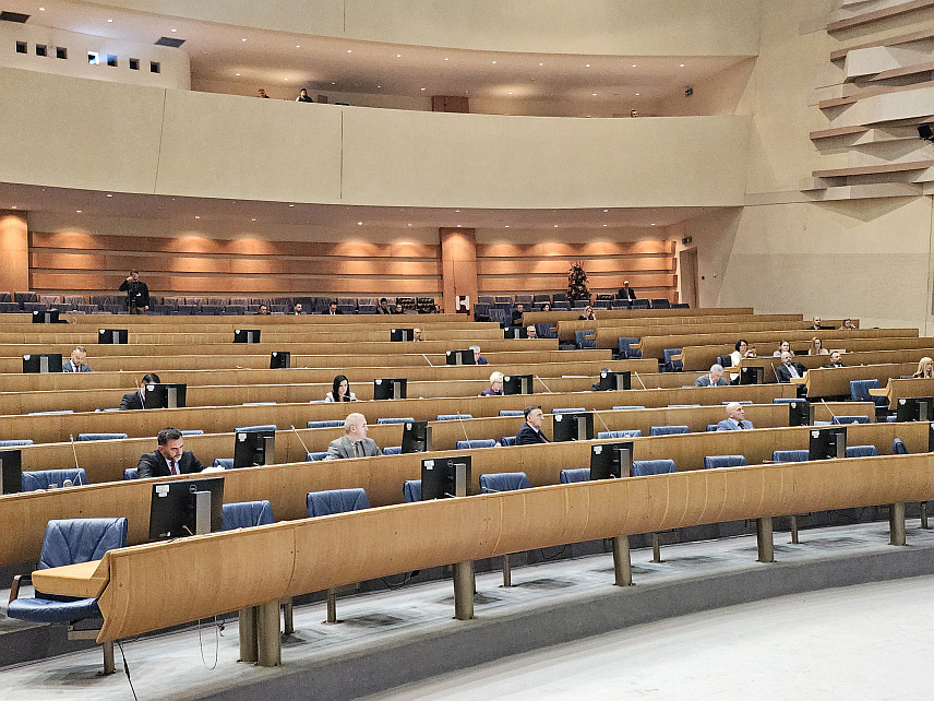 САРАЈЕВО, 12. ДЕЦЕМБРА /СРНА/ - Сједница Представничког дома Парламентарне скупштине БиХ, на којој би посланици требало да у другом читању разматрају Приједлог закона о регулатору, преносу и тржишту електричне енергије у БиХ, чији је фокус на стварању уређеног велепродајног тржишта електричне енергије и успостављању берзе електричне енергије, почела је у Сарајеву.