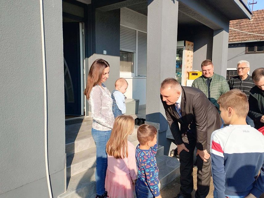 ОБУДОВАЦ, 12. ДЕЦЕМБРА /СРНА/ - Предсједник Владе Републике Српске Саво Минић посјетио је домаћинство Војислава Пејића у Обудовцу који се бави свињогојством.