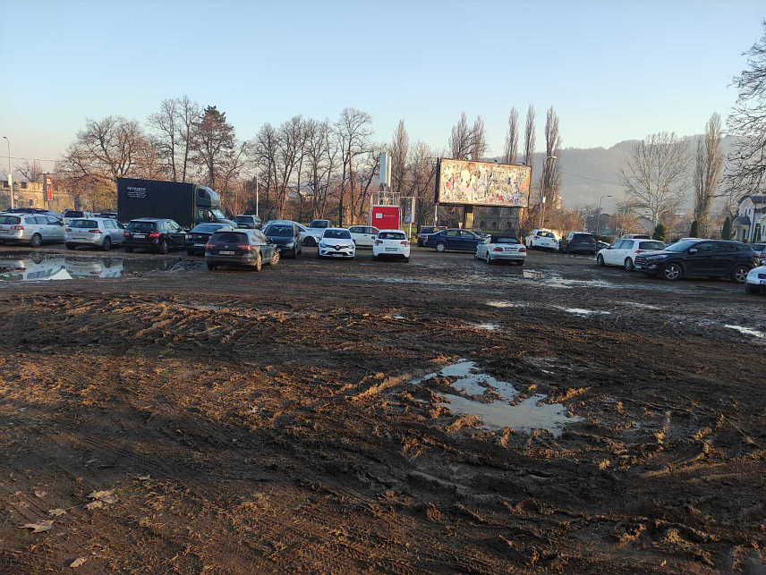 БАЊАЛУКА, 12. СЕПТЕМБРА /СРНА/ - Хронични недостатак паркинга у Бањалуци допринио је да, раније зелена и травната ливада поред Електротехничког факултета и преко пута тврђаве Кастел, постане – дубоко орање.