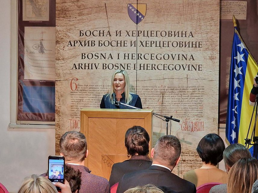 САРАЈЕВО, 12. ДЕЦЕМБРА /СРНА/ - Архив БиХ обиљежио је данас 78 година рада отварањем изложбе "Женски отисци. Архивска грађа као свједок времена", посвећене улози жена у друштву у првој половини 20. вијека на овим просторима.