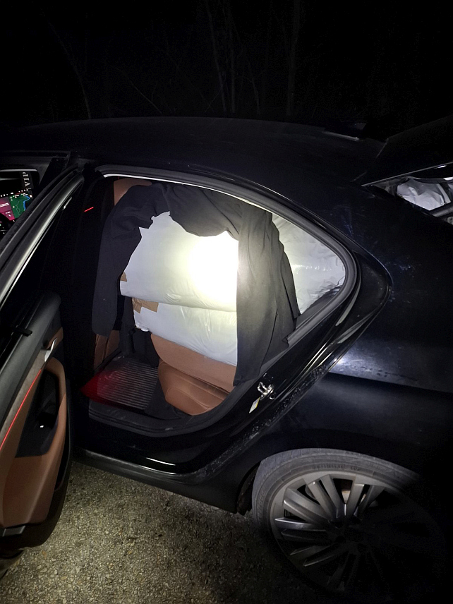 САРАЈЕВО, 12. ДЕЦЕМБРА /СРНА/ - Припадници јединице граничне полиције Вишеград су приликом надзора границе БиХ у незаконитом промету открили су већу количину текстилне робе код држављанина Србије.