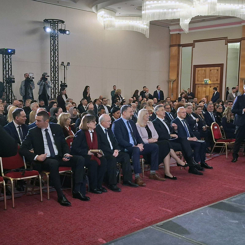 ЗАГРЕБ, 12. ДЕЦЕМБРА /СРНА/ - Међународна конференција - 30 година након Дејтона, отварање пута локалим рјешењима, почела је данас у Загребу, јавио је извјештач Срне.