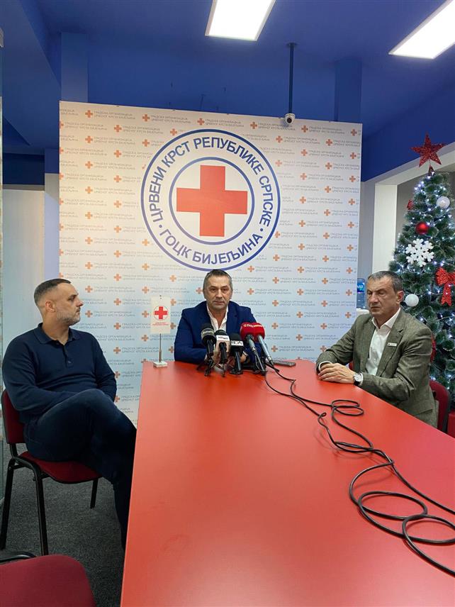 БИЈЕЉИНА, 12. ДЕЦЕМБРА /СРНА/ - Секретар бијељинског Црвеног крста Александар Савић, cекретар Црвеног крста Косова и Метохије Војин Дробњаковић и генерални секретар Црвеног крста Републике Српске Рајо Лазић на конференцији за новинаре.