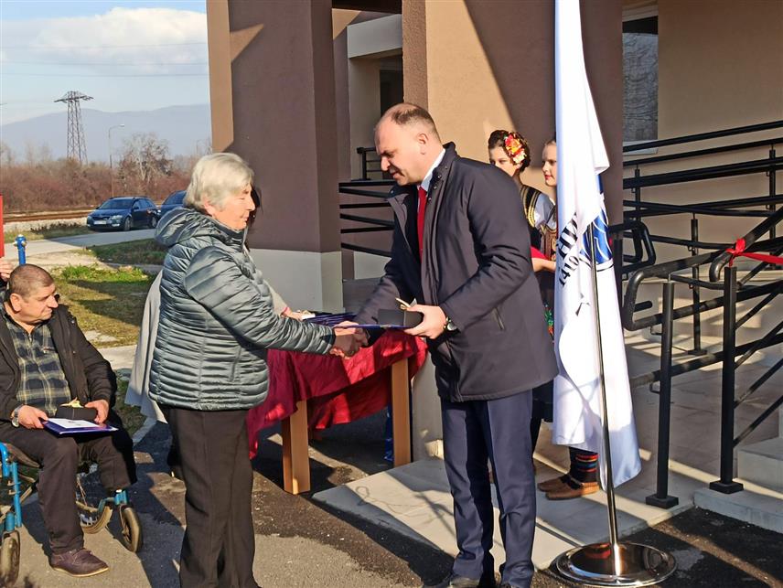 ЗВОРНИК, 12. ДЕЦЕМБРА /СРНА/ - У зворничком насељу Каракај данас су уручени кључеви за 37 корисника стамбене зграде изграђене у оквиру пројекта затварања колективних центара и алтернативних смјештаја "ЦЕБ два".